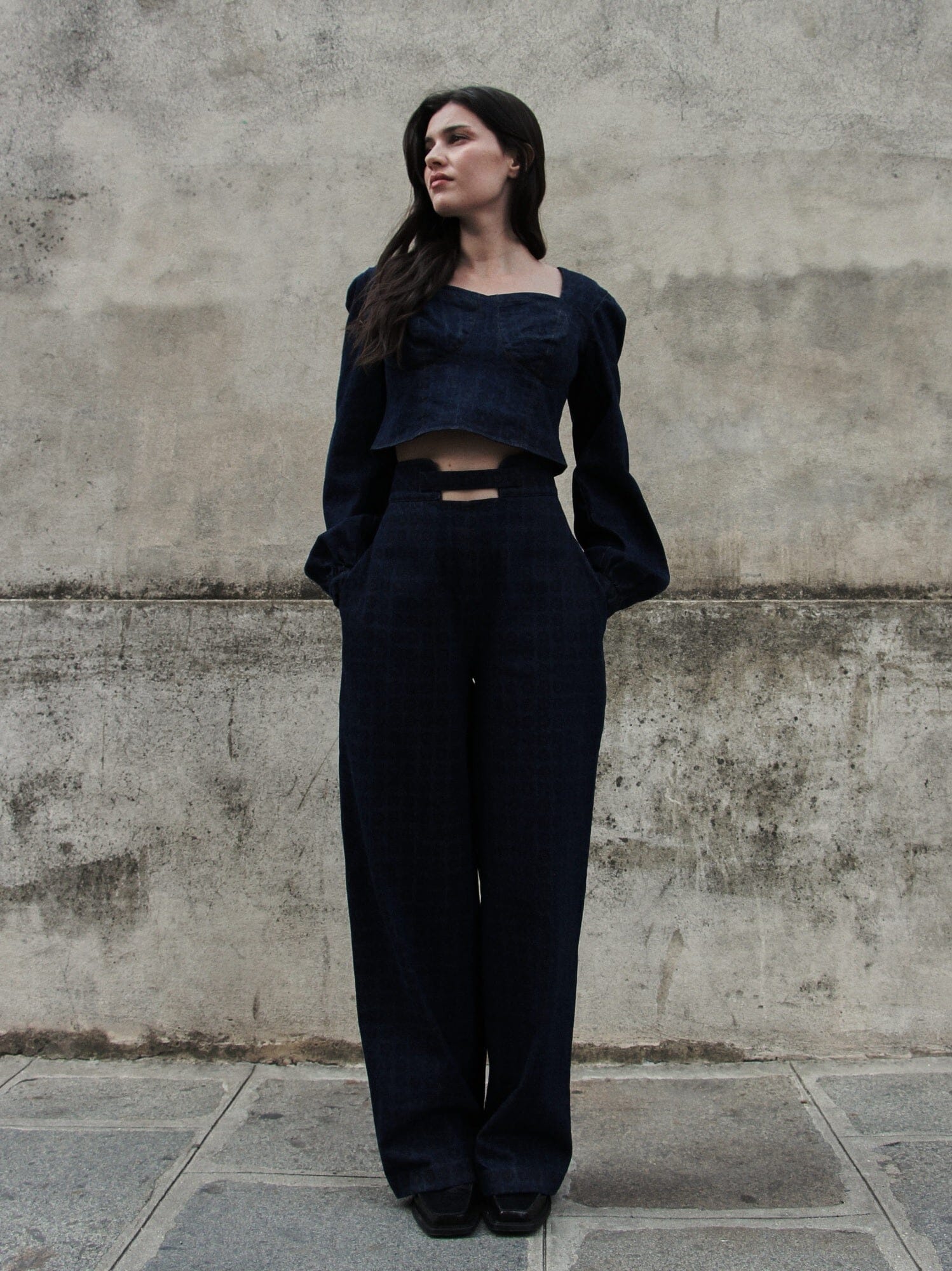 ACIS - Pantalon taille haute en denim bleu imprimé blason noir Pantalon Fête Impériale