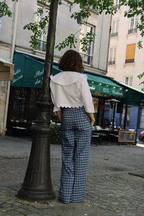 ACIS - Pantalon taille haute en toile de coton bleu imprimé blason blanc Pantalon Fête Impériale