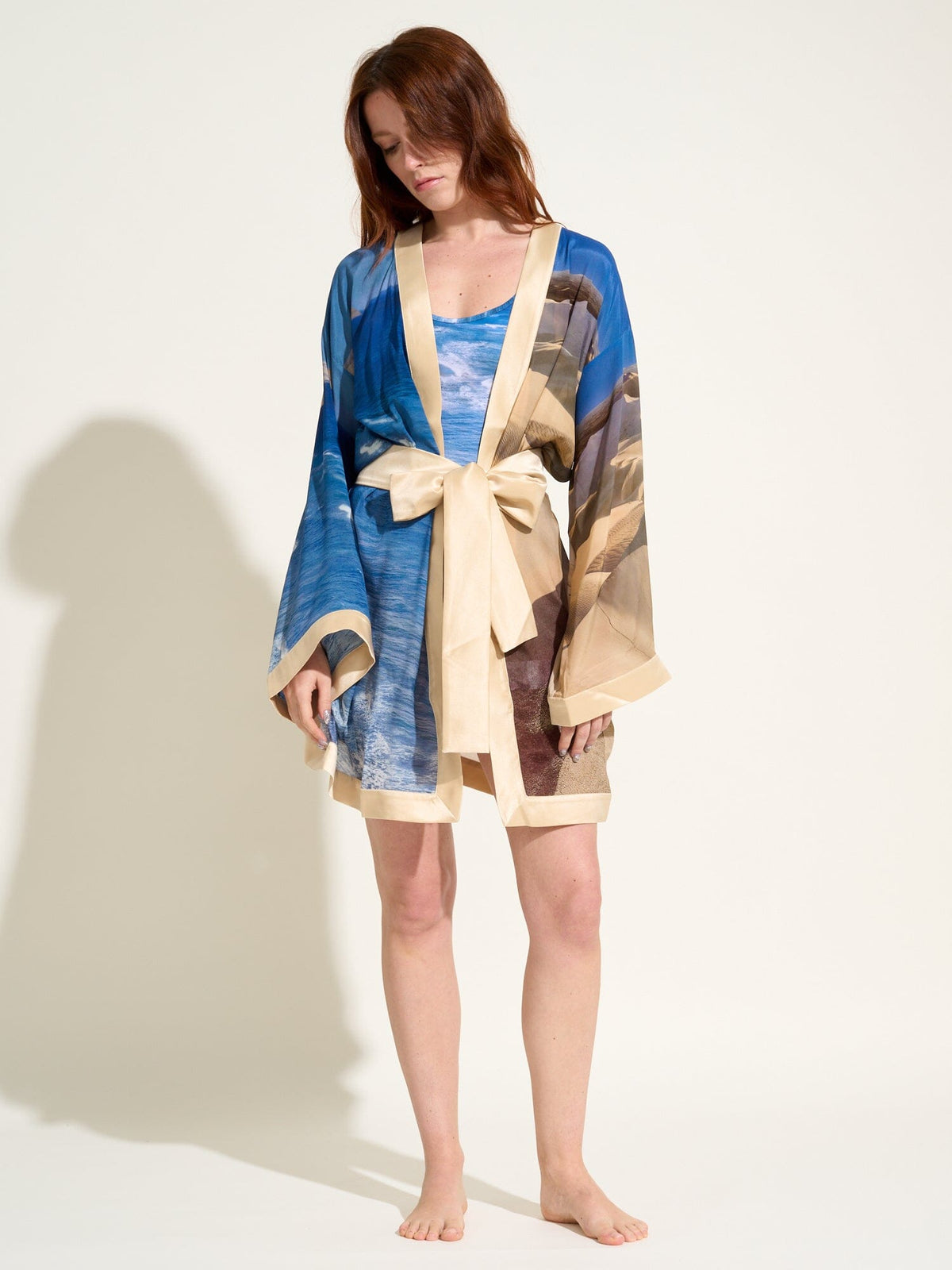 AEGLE - Kimono court ceinturé en crêpe de soie imprimé Pelican Bay Kimono Fête Impériale