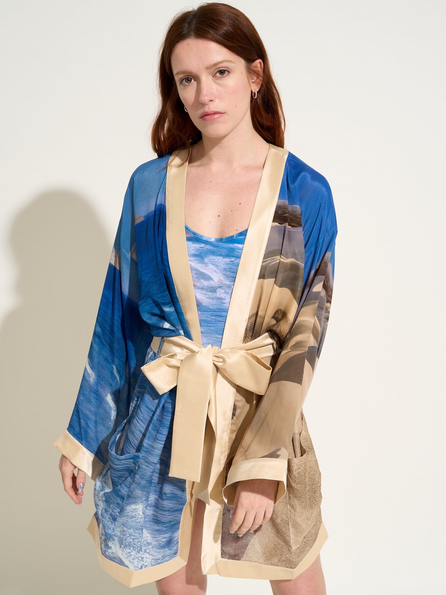 AEGLE - Kimono court ceinturé en crêpe de soie imprimé Pelican Bay Kimono Fête Impériale