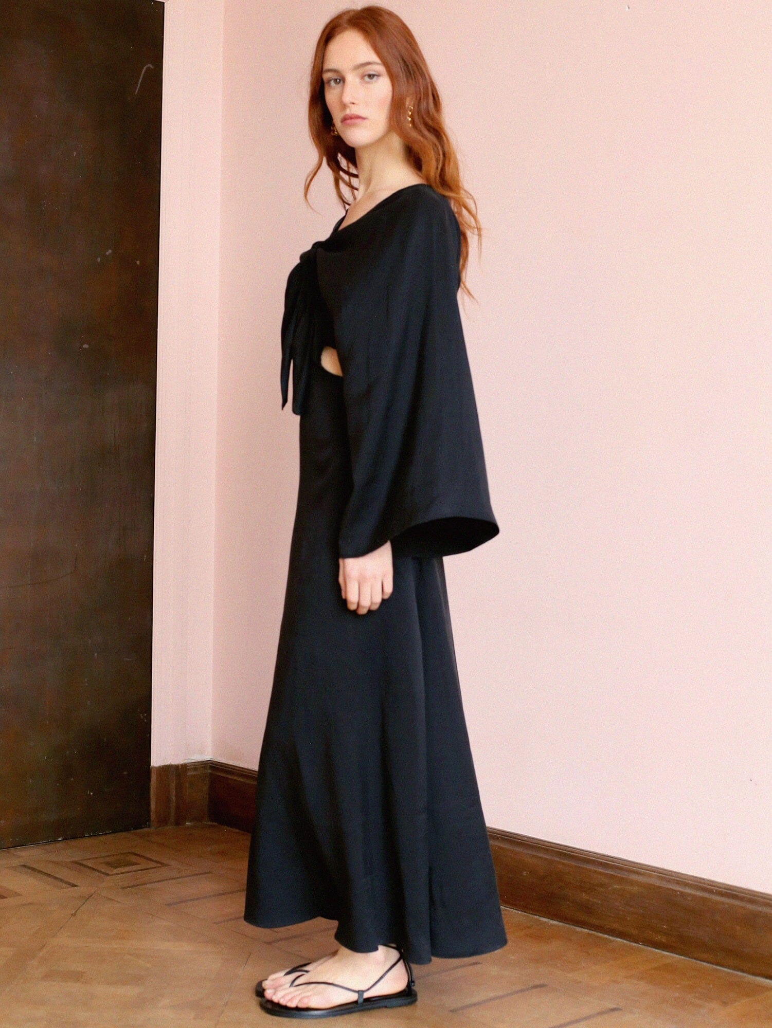 HALSTON - Robe longue évasée ajourée et boléro à nouer manches kimono en cupro noir Robe Fête Impériale