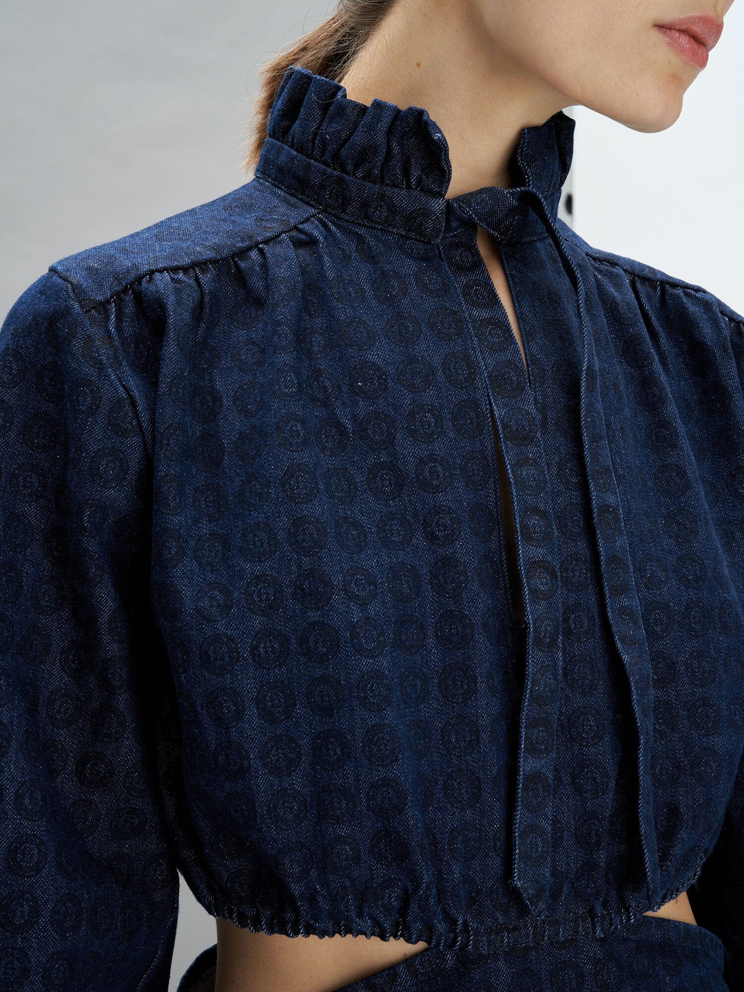 MATTEA - Robe courte ajourée col froncé et manches longues volantées en denim bleu imprimé blason noir Robe Fête Impériale