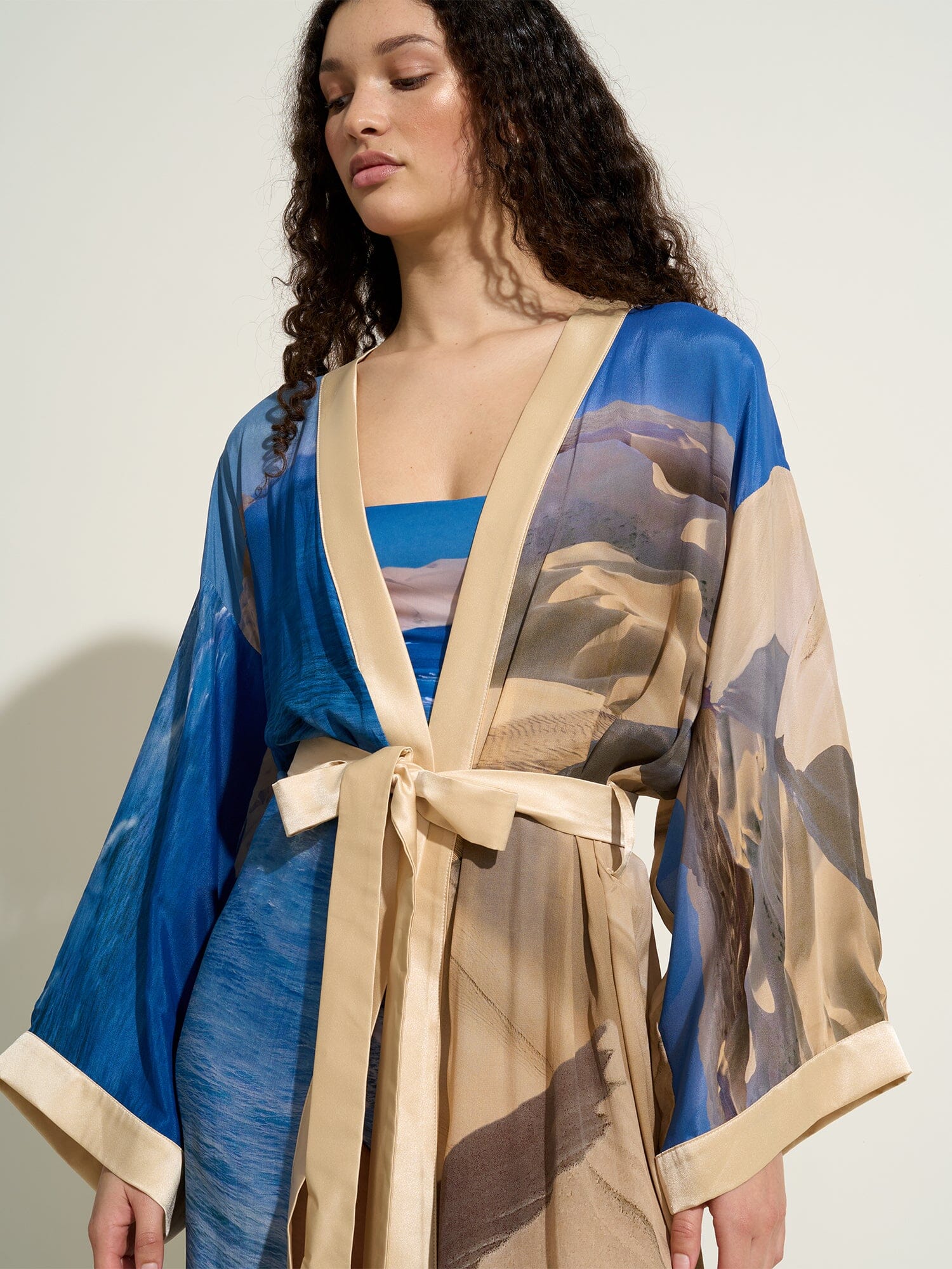 NYMPHE - Kimono mi-long oversized ceinturé en crêpe de soie imprimé Pelican Bay Kimono Fête Impériale