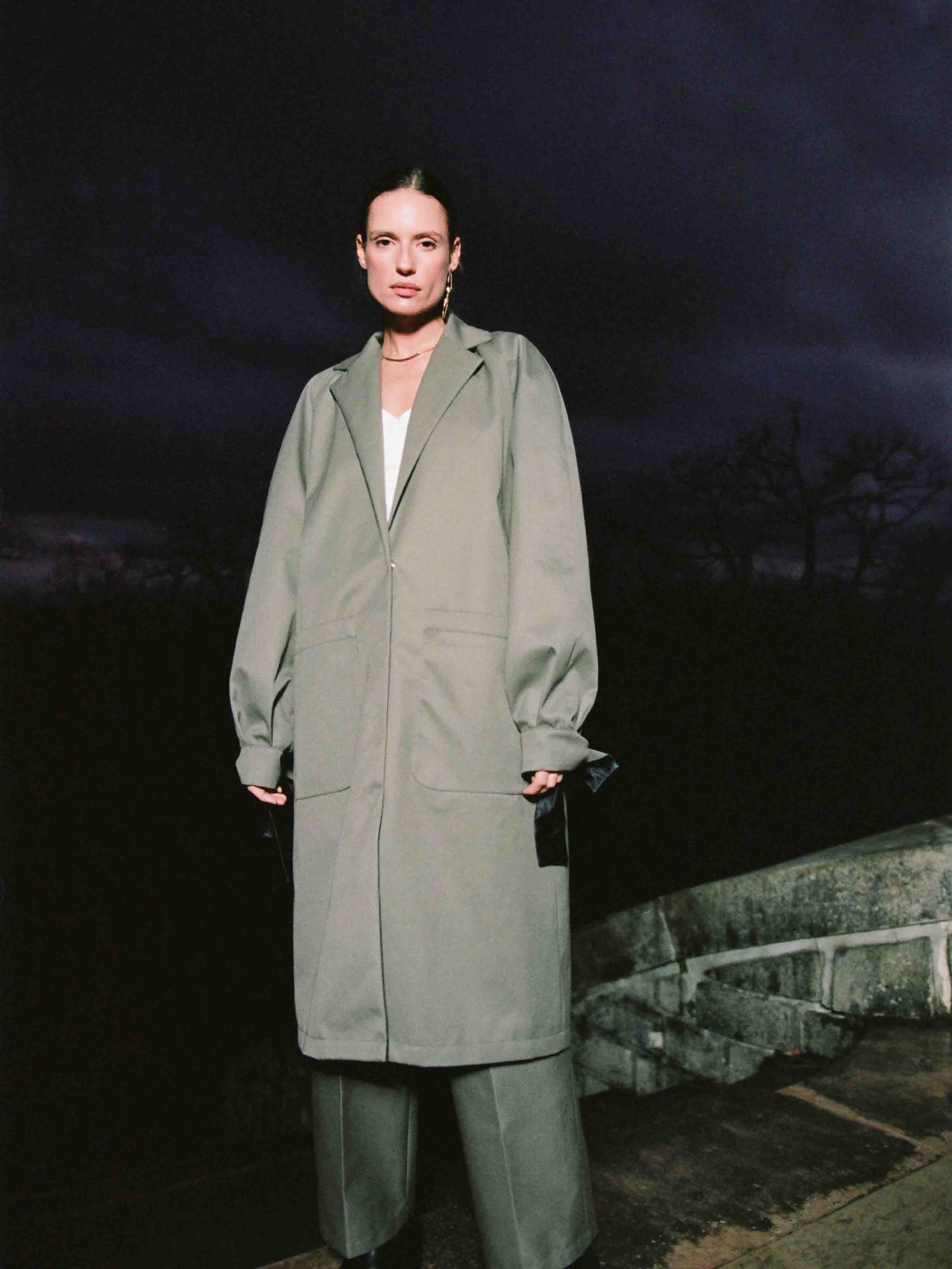 RINGO - Trenchcoat oversize poignets noués en gabardine Kaki Trenchcoat Fête Impériale