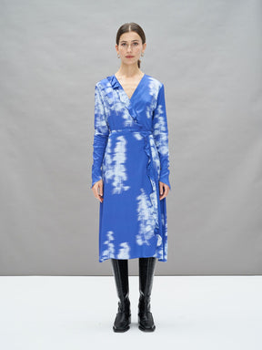 SAIMA - Robe longue portefeuille à volants en satin de viscose imprimé Abstract Dazzling Blue/Ice Melt Robe Fête Impériale
