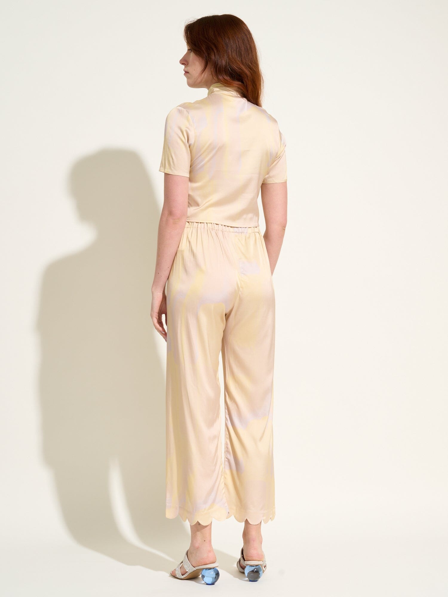 SIFNOS - Pantalon ample taille haute élastiquée bas finition pétales en satin de viscose imprimé Tie & Dye Jaune Pantalon Fête Impériale