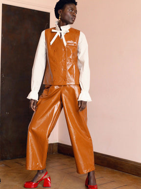 GILBERT - Pantalon taille haute à pinces en vinyl Camel